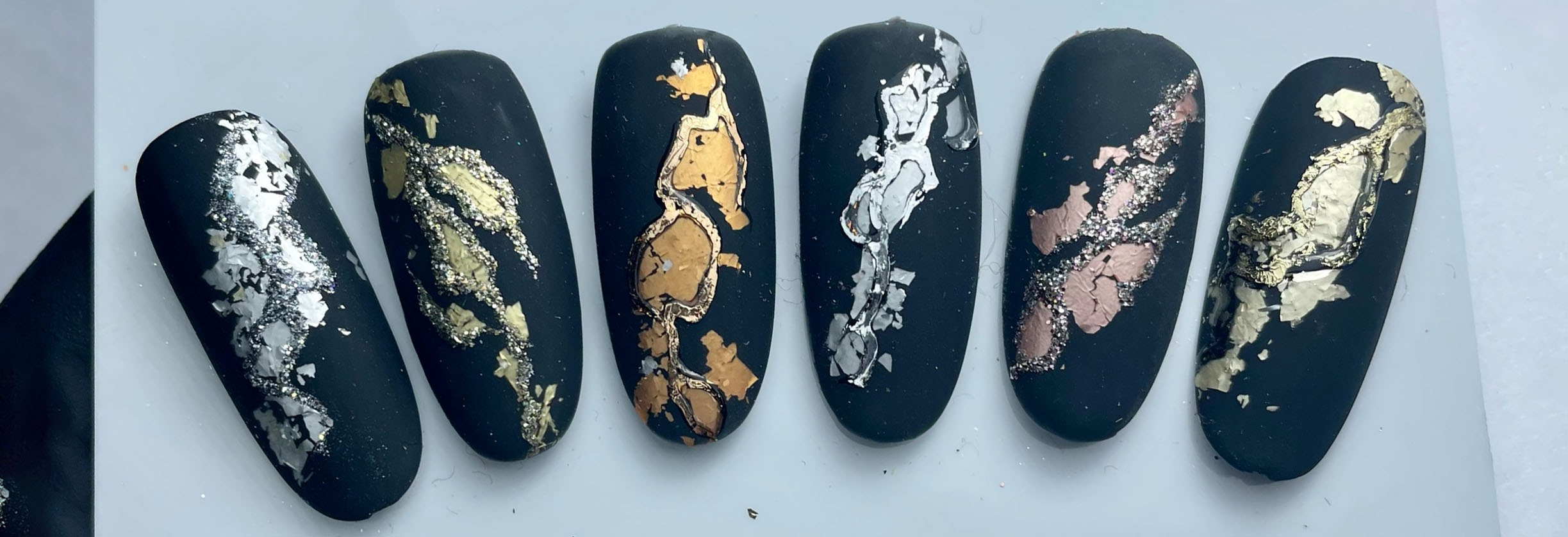 Platinum Foil Flakes en Quatre Pigment Nail Art Designs